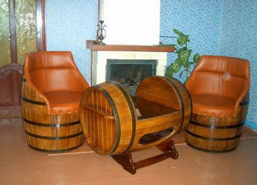 Мебель в бане из деревянных бочек